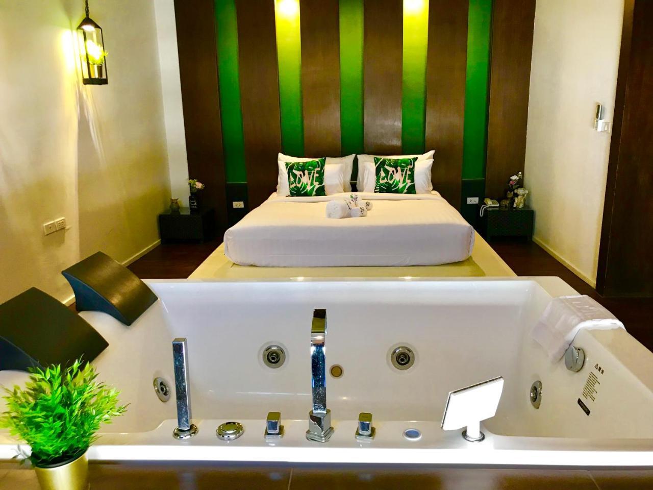 Baan Oliver Srinakarin Bangkok Buitenkant foto