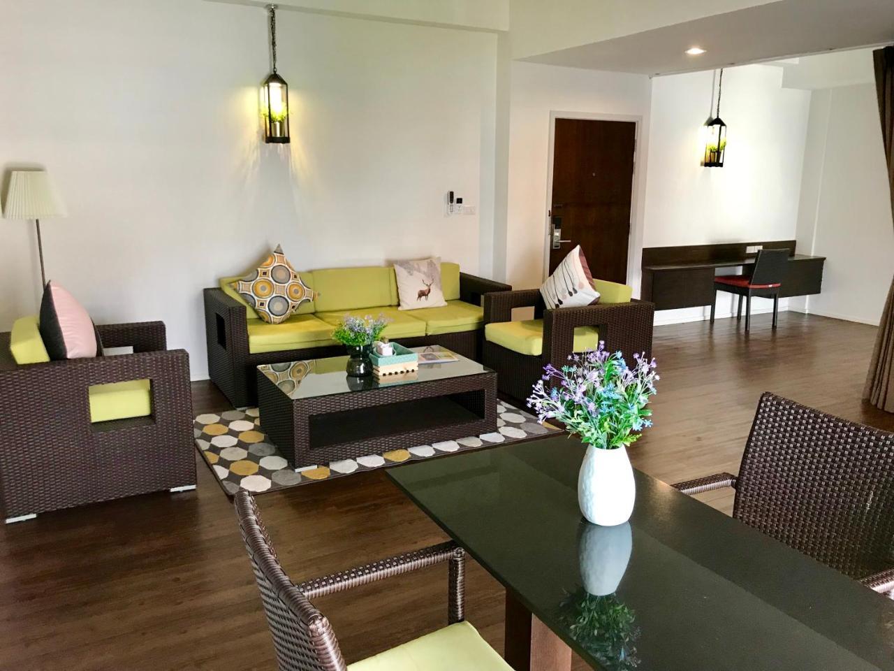 Baan Oliver Srinakarin Bangkok Buitenkant foto