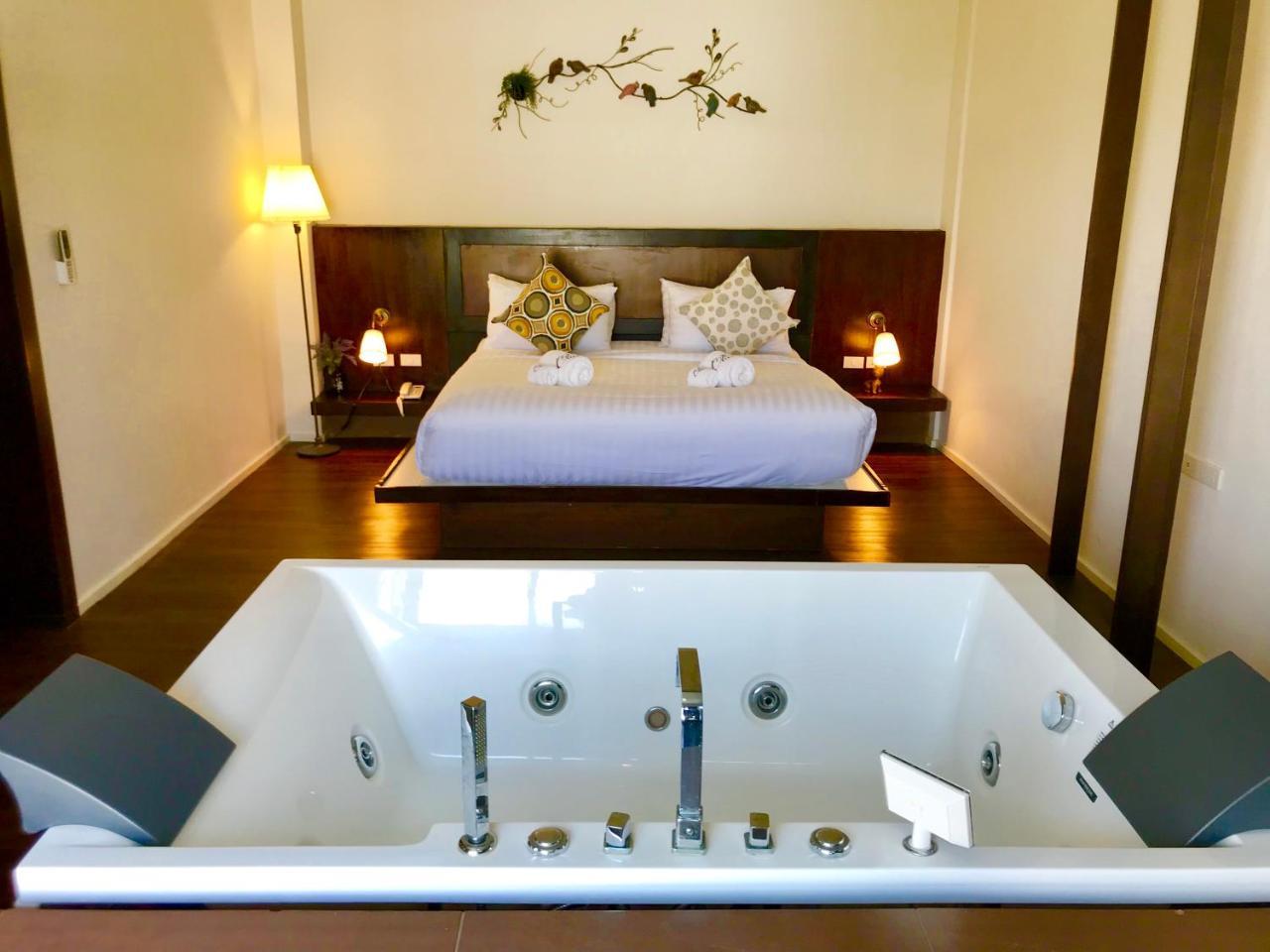 Baan Oliver Srinakarin Bangkok Buitenkant foto
